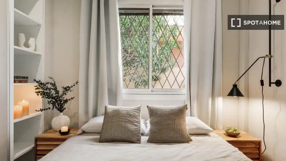 Dormitori de Apartament per a compartir en Barcelona amb Aire condicionat, Terrassa i Moblat