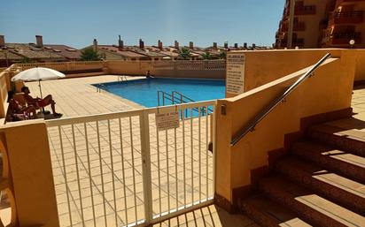 Piscina de Apartament en venda en La Manga del Mar Menor amb Balcó