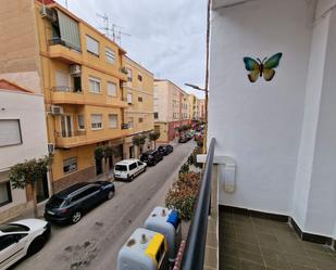 Vista exterior de Pis en venda en Elda amb Moblat i Balcó