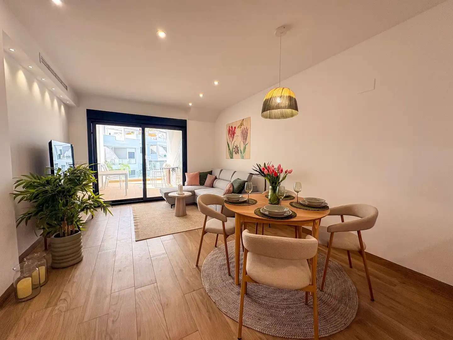 Sala de estar de Piso de alquiler en Torrevieja con Aire acondicionado, Calefacción y Jardín privado