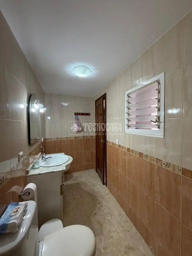 Bathroom of Houses for sale in Sevilla  with Terrace and Balcony