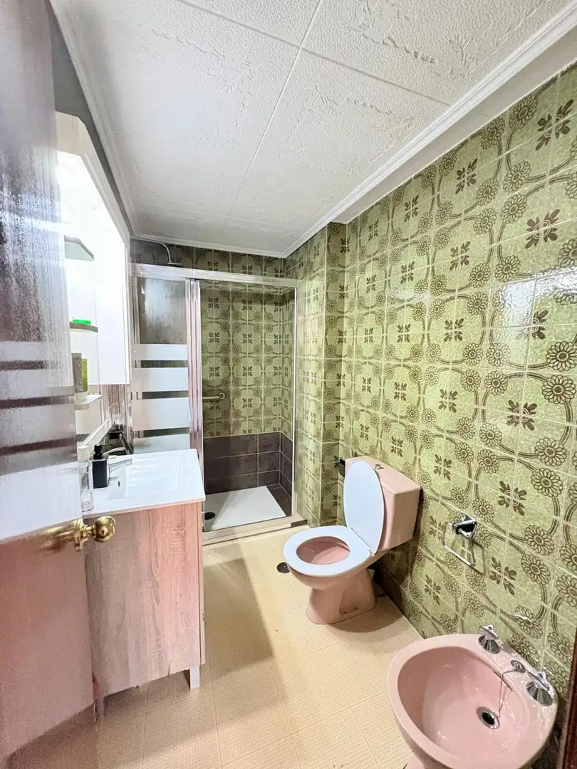 Bathroom of Flat for share in Madrid  with Heating, Furnished and Washing machine