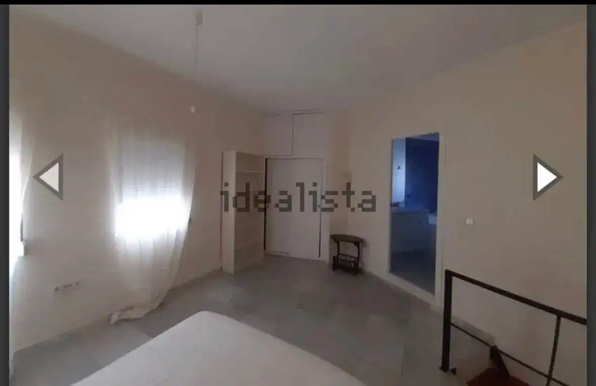 Dormitori de Dúplex de lloguer en Sevilla amb Aire condicionat i Moblat