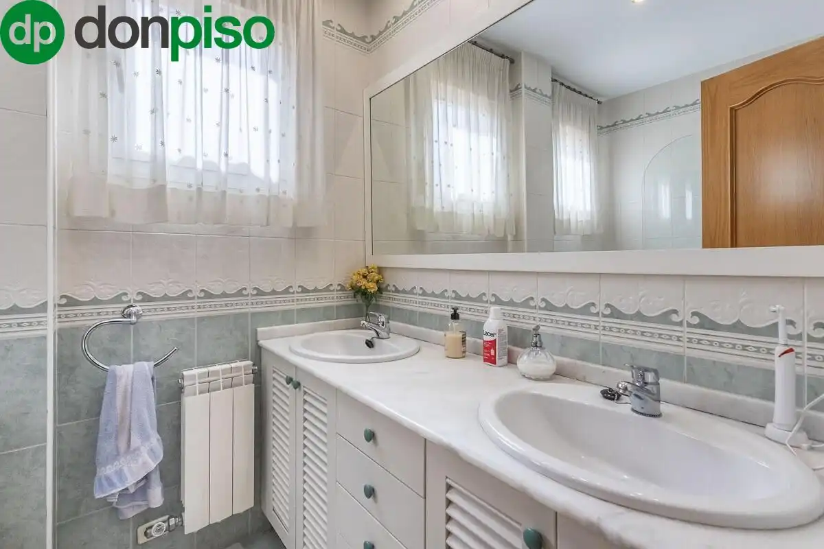 Baño de Casa adosada en venta en Granada con Calefacción, Jardín privado y Terraza