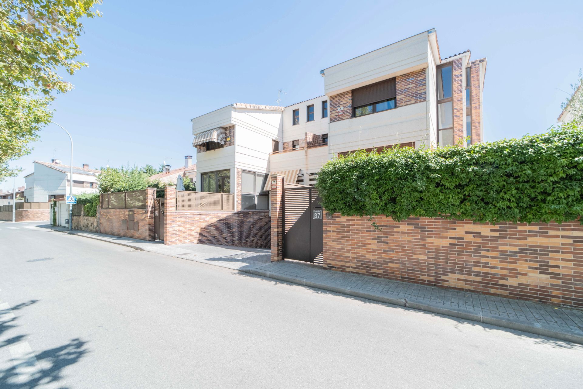 Exterior view of House or chalet for sale in Villanueva de la Cañada  with Air Conditioner