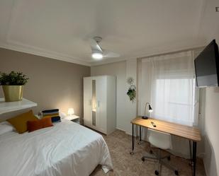 Dormitori de Apartament per a compartir en  Zaragoza Capital amb Calefacció, Moblat i Forn