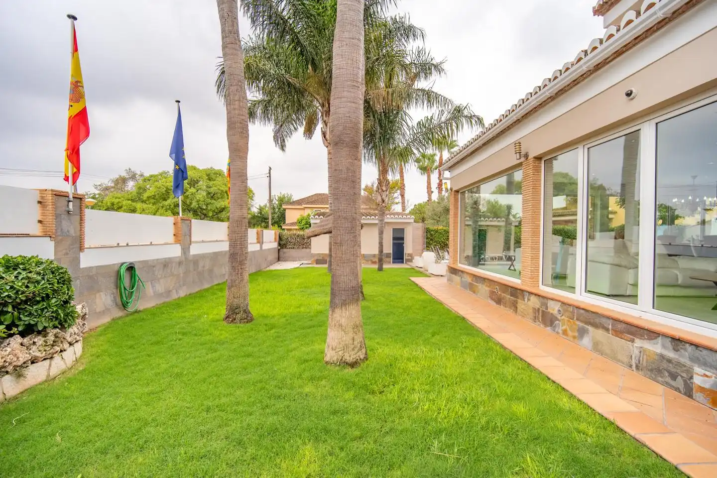 Außenansicht von Haus oder Chalet zum Verkauf in Bétera mit Klimaanlage, Heizung und Privatgarten