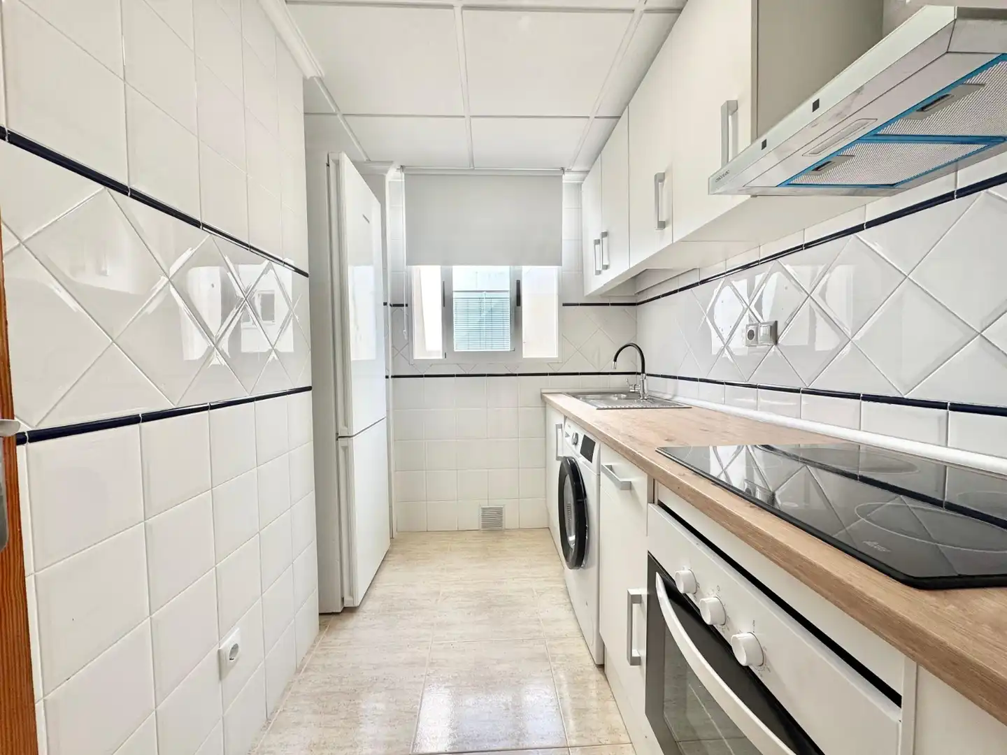 Cuina de Apartament de lloguer en Guardamar del Segura amb Aire condicionat, Moblat i Rentadora