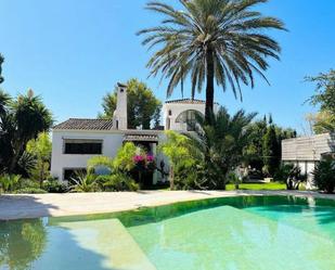 Jardí de Casa o xalet en venda en Marbella amb Aire condicionat, Terrassa i Piscina