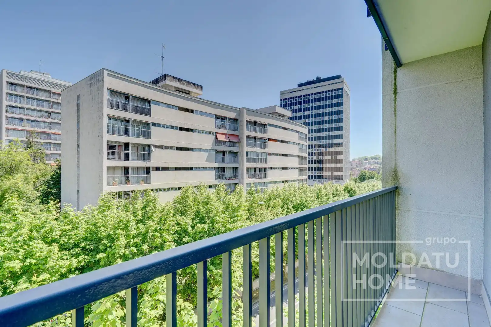 Außenansicht von Wohnung zum Verkauf in Donostia - San Sebastián  mit Heizung, Terrasse und Abstellraum