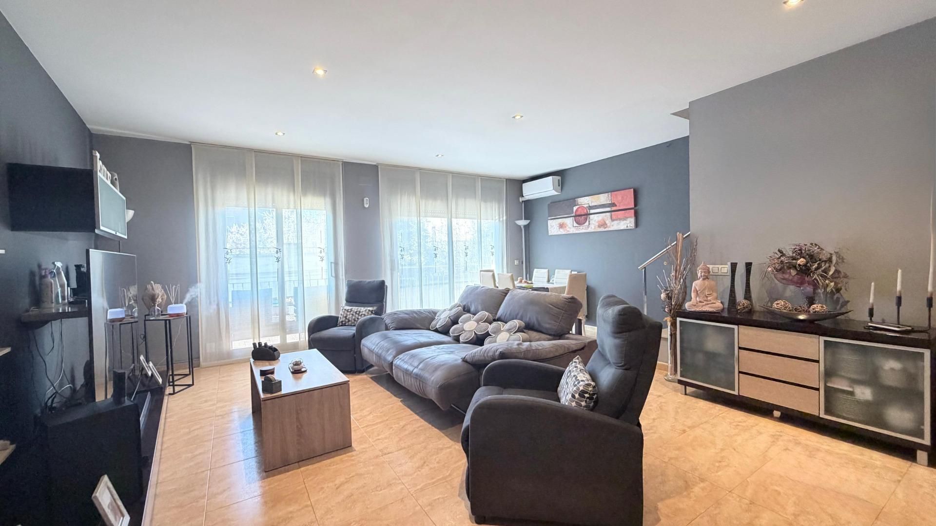 Sala de estar de Casa adosada en venta en Santa Margarida I Els Monjos con Aire acondicionado, Calefacción y Terraza