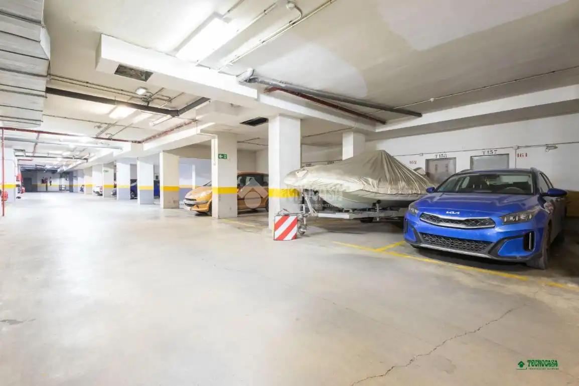 Parking de Piso en venta en Almería con Terraza, Trastero y Piscina comunitaria