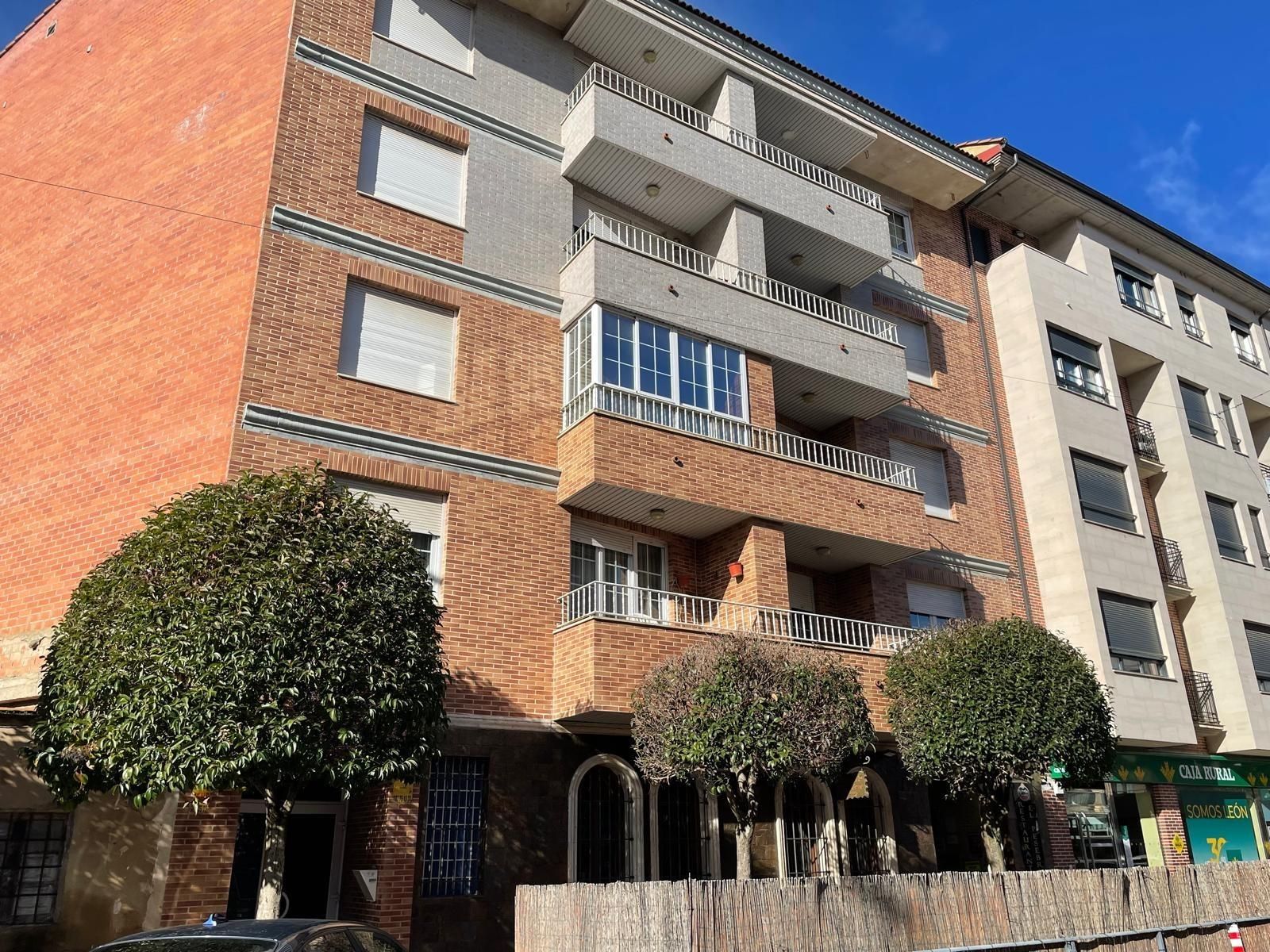 Vista exterior de Apartament en venda en Valencia de Don Juan amb Calefacció, Terrassa i Traster