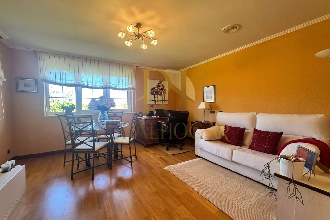 Sala de estar de Casa o chalet en venta en Santovenia de la Valdoncina con Calefacción, Jardín privado y Parquet