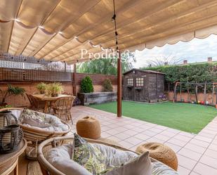 Terrassa de Casa adosada en venda en Cerdanyola del Vallès amb Terrassa i Piscina