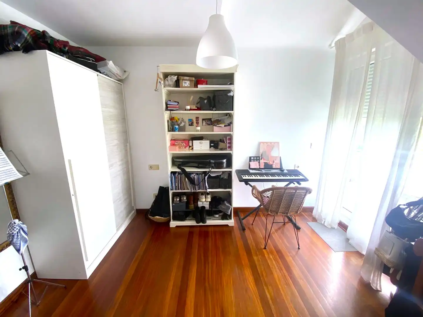 Schlafzimmer von Dachboden zum Verkauf in Castro-Urdiales mit Heizung, Privatgarten und Parkett