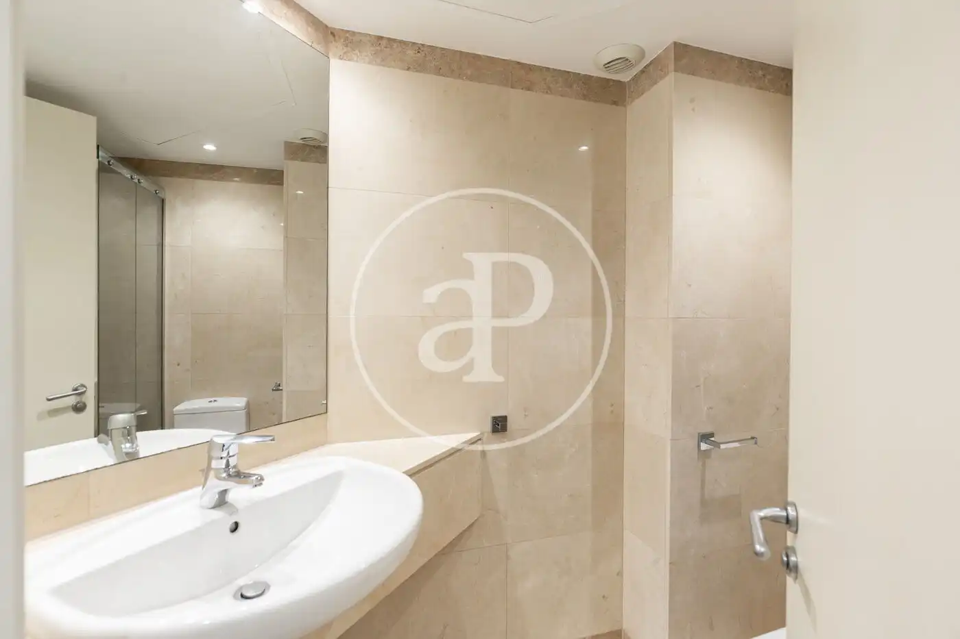 Baño de Piso en venta en Barcelona con Aire acondicionado, Calefacción y Jardín privado