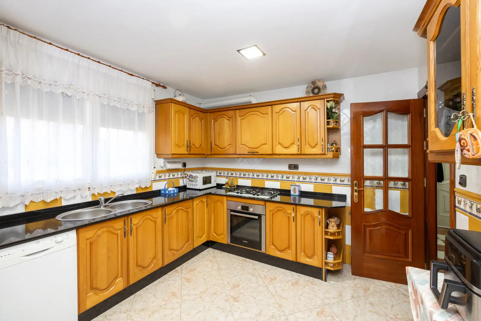 Cuina de Casa o xalet en venda en Cúllar Vega amb Aire condicionat, Calefacció i Terrassa