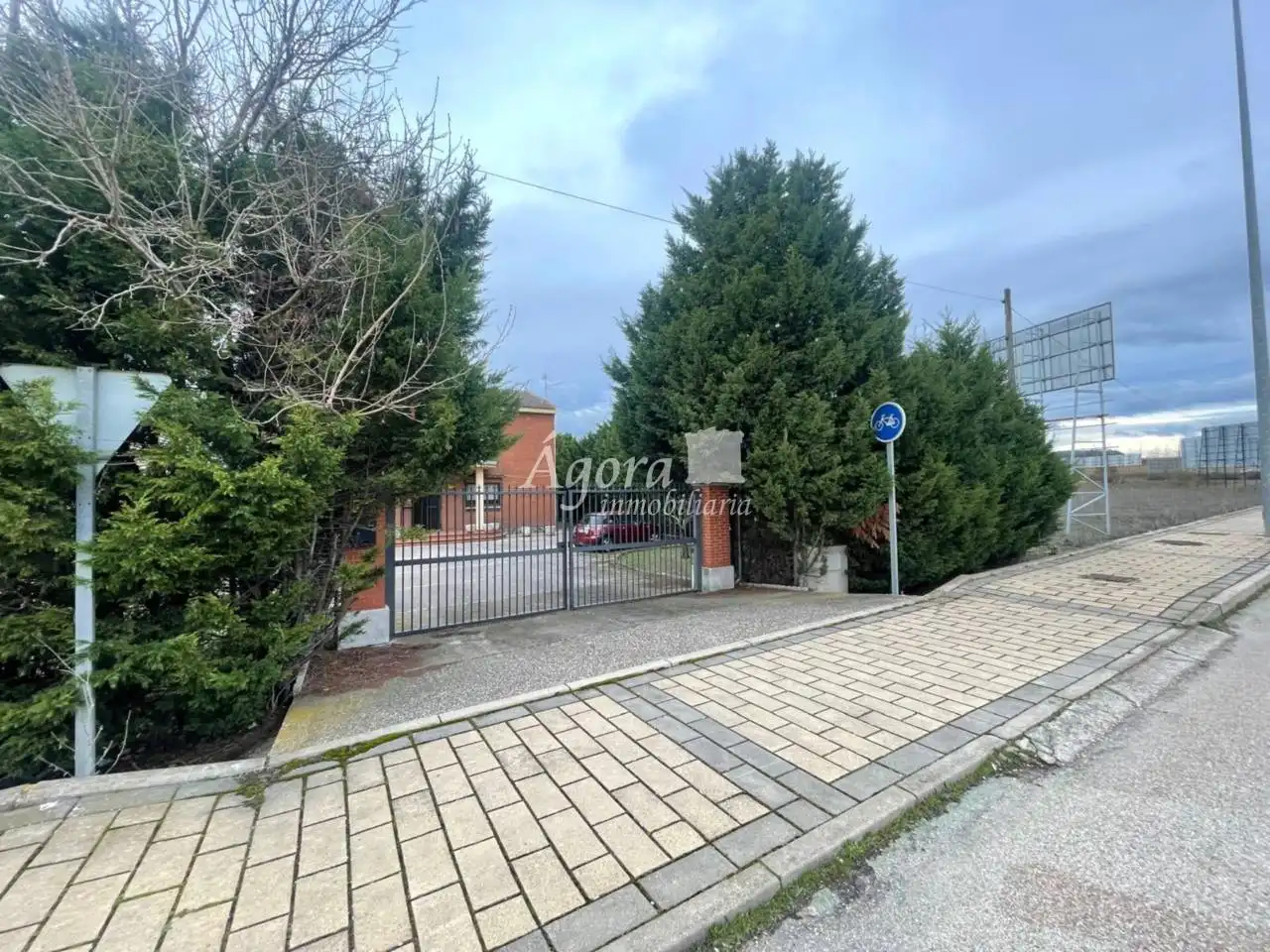 Vista exterior de Casa o xalet en venda en Valladolid amb Calefacció, Jardí privat i Terrassa