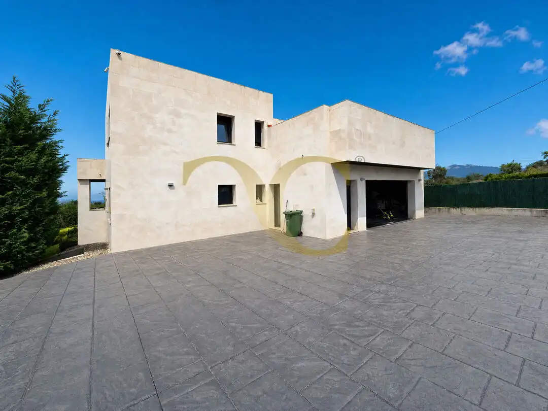 Vista exterior de Casa o xalet en venda en Oviedo  amb Calefacció, Jardí privat i Terrassa