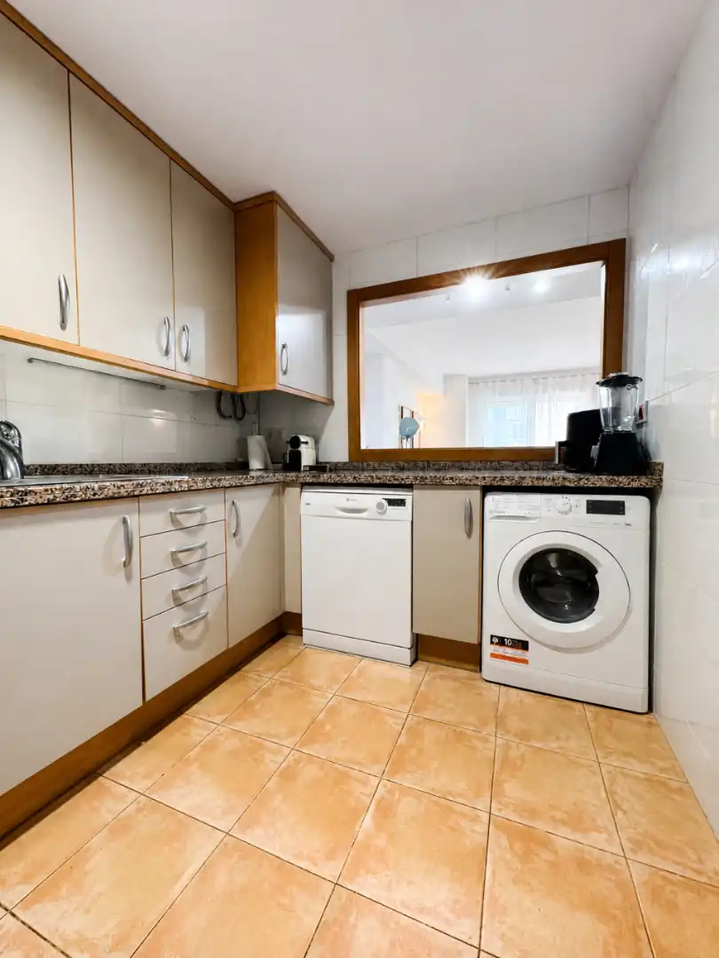 Cuina de Apartament de lloguer en Cullera amb Aire condicionat, Terrassa i Moblat