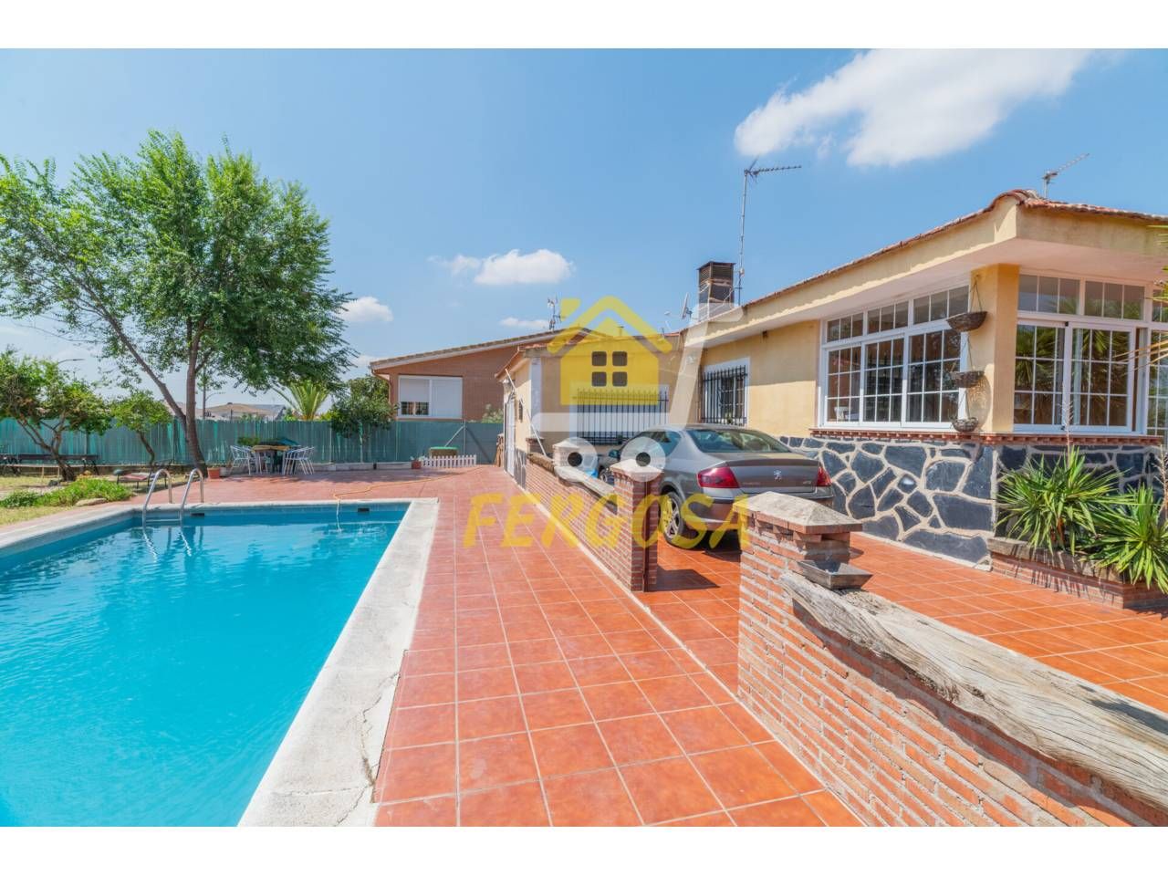 Vista exterior de Casa o xalet en venda en Casarrubios del Monte amb Aire condicionat, Calefacció i Jardí privat