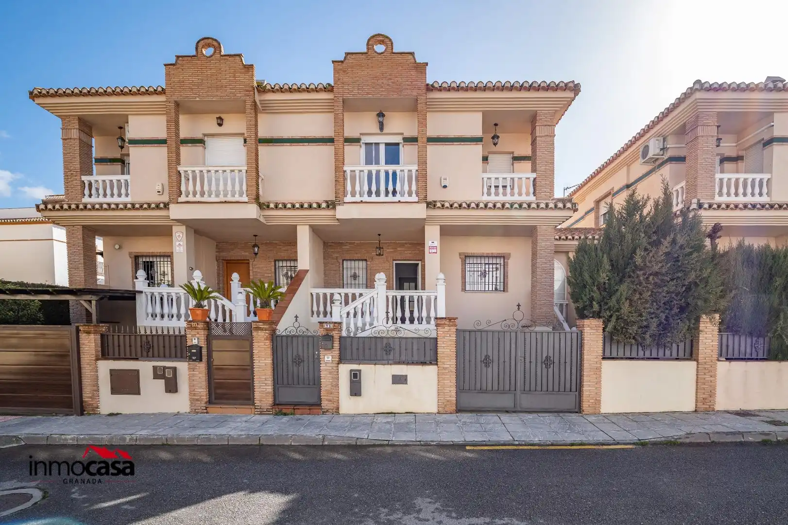 Vista exterior de Casa adosada en venta en Ogíjares con Calefacción, Amueblado y Balcón