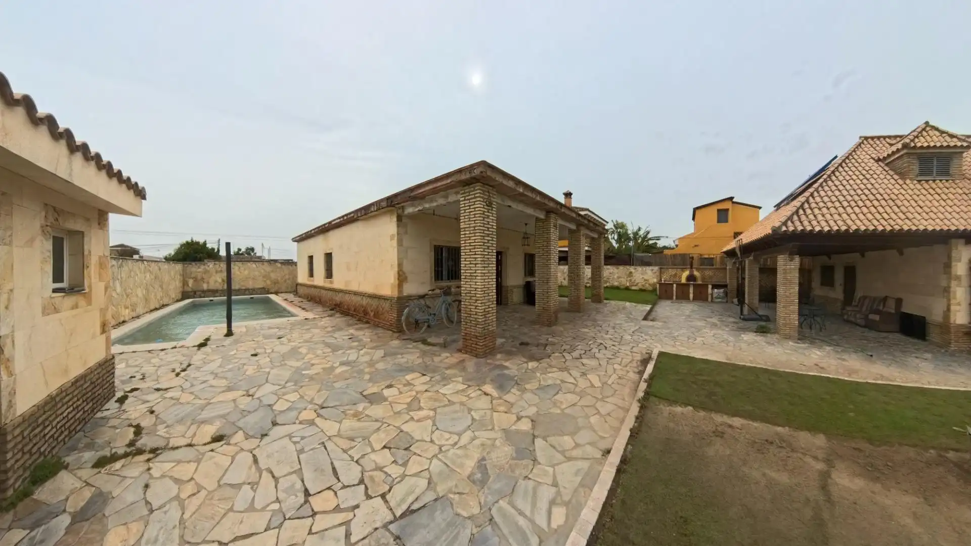 Vista exterior de Casa o xalet en venda en El Puerto de Santa María amb Jardí privat i Piscina