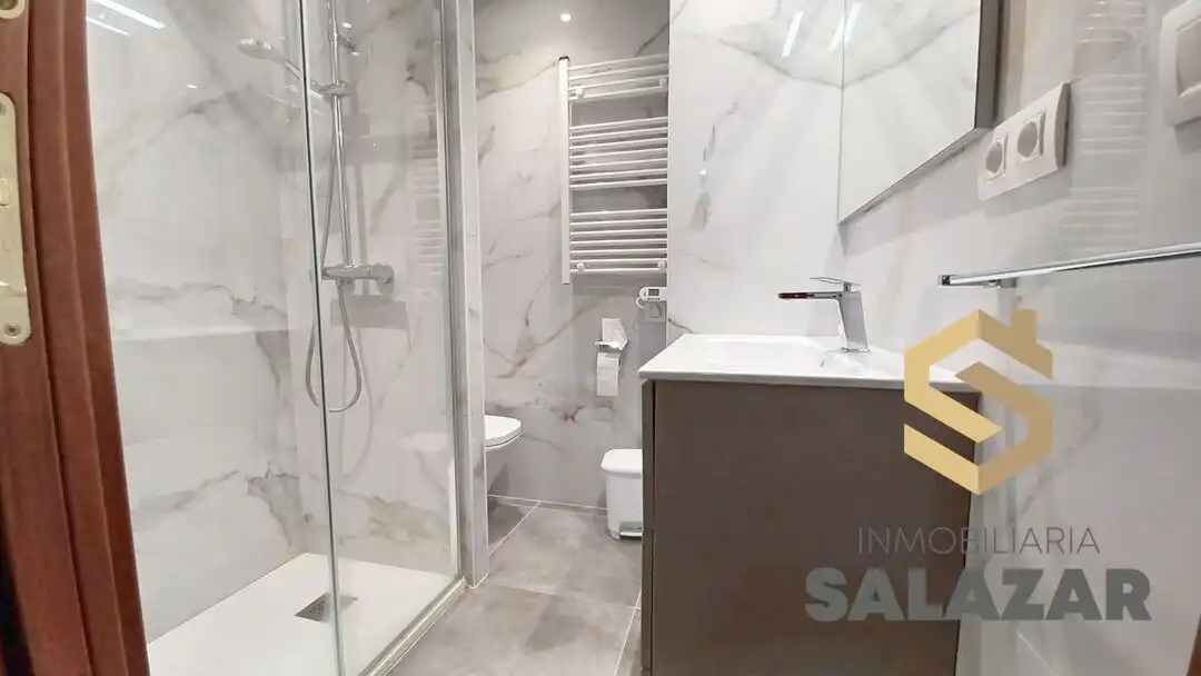 Bathroom of Flat for rent in Bilbao   with Heating, Terrace and Microwave
