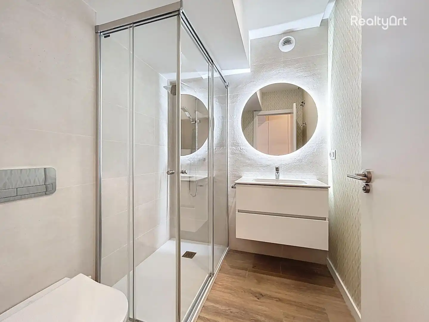 Bathroom of Flat for sale in Sevilla  with Air Conditioner and Furnished