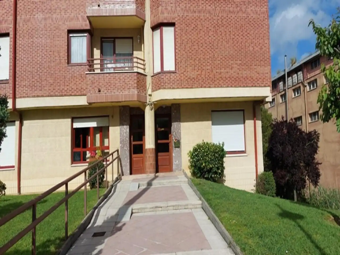Vista exterior de Pis en venda en Castro-Urdiales amb Terrassa i Piscina comunitària