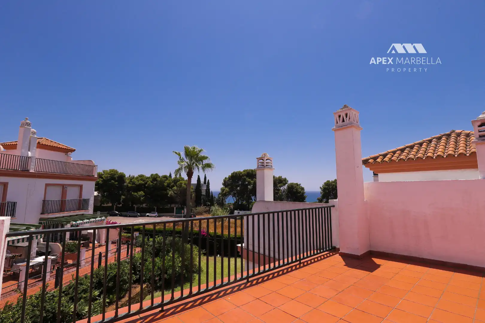 Terrasse von Einfamilien-Reihenhaus zum Verkauf in Marbella mit Klimaanlage, Privatgarten und Terrasse