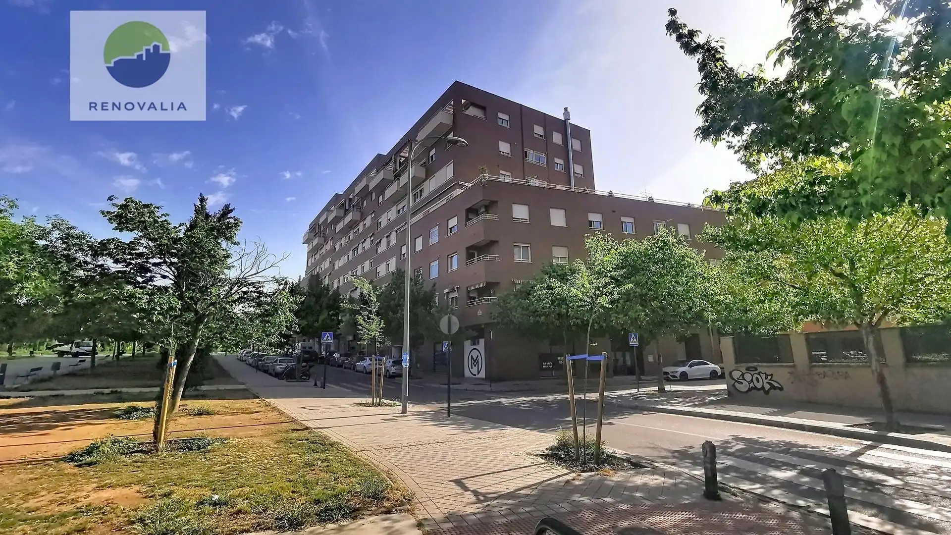 Vista exterior de Piso en venta en  Granada Capital con Trastero y Piscina comunitaria