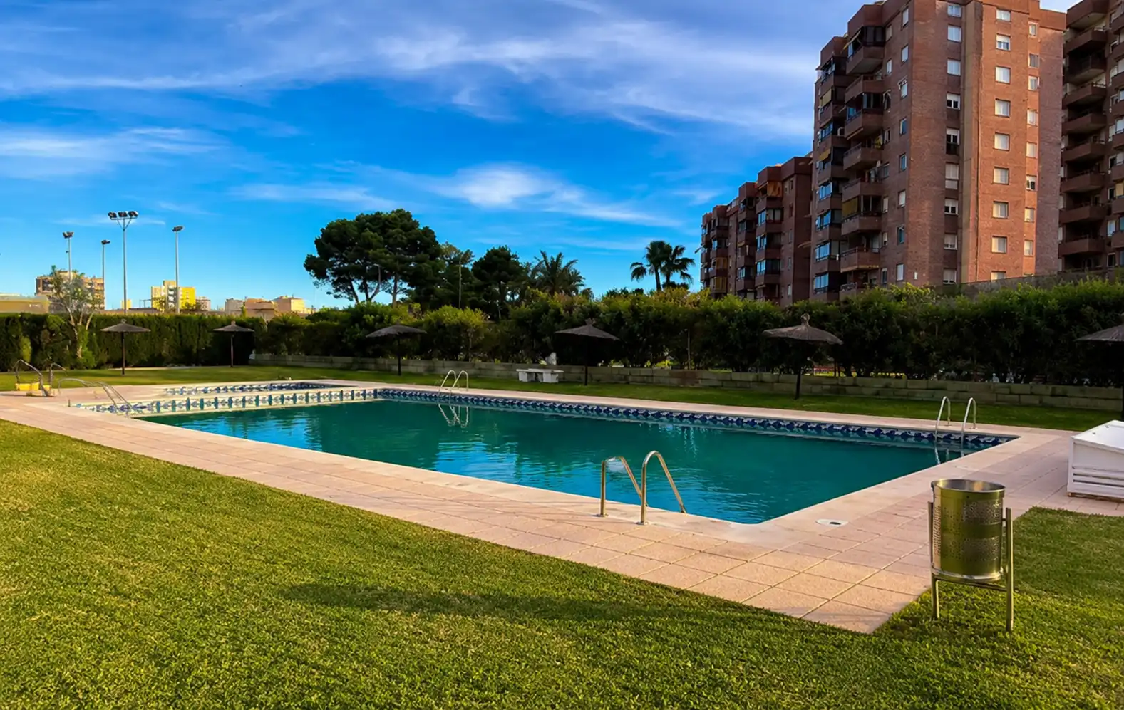 Piscina de Pis en venda en Alicante / Alacant amb Aire condicionat, Moblat i Balcó