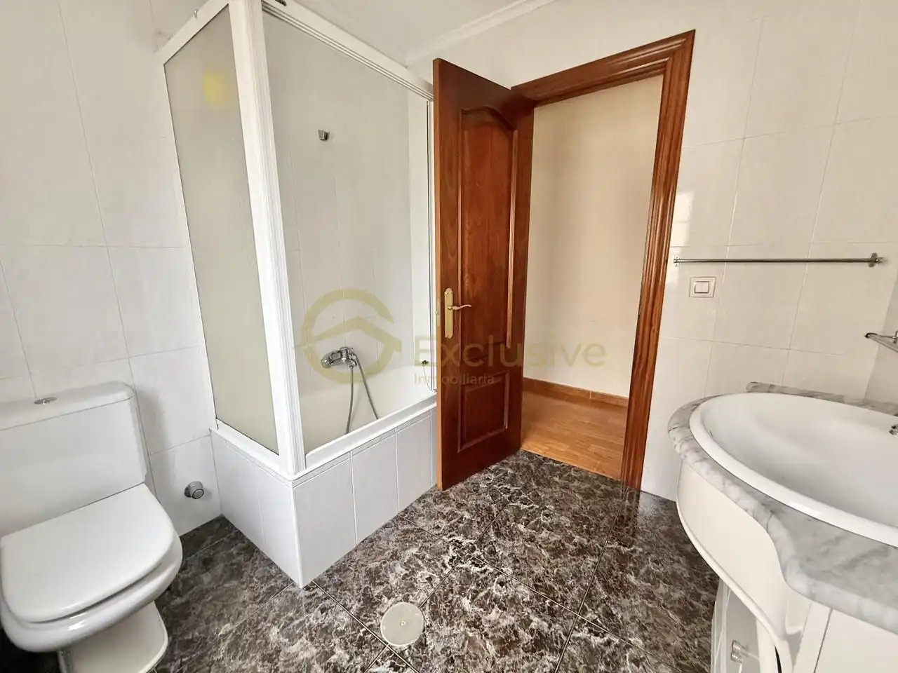Bany de Casa adosada en venda en Avilés amb Calefacció, Jardí privat i Terrassa