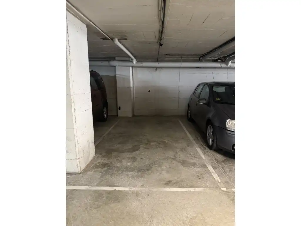 Parkplatz von Wohnung zur Miete in Girona mit Klimaanlage, Ofen und Balkon
