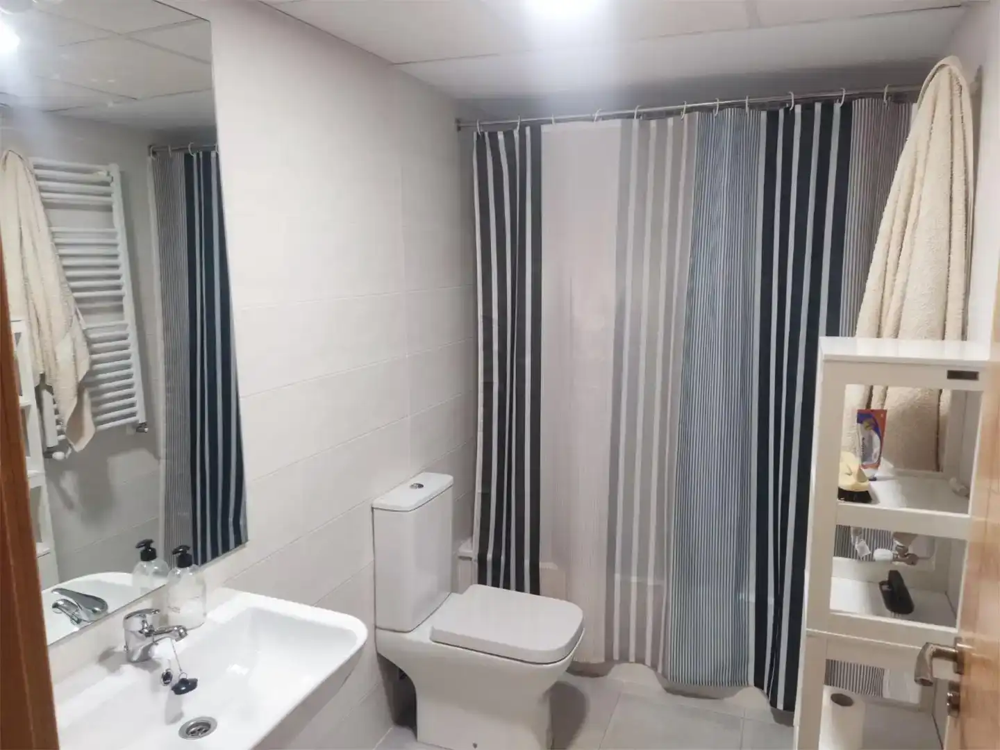 Badezimmer von Wohnung zum Verkauf in Cáceres Capital mit Klimaanlage und Schwimmbad