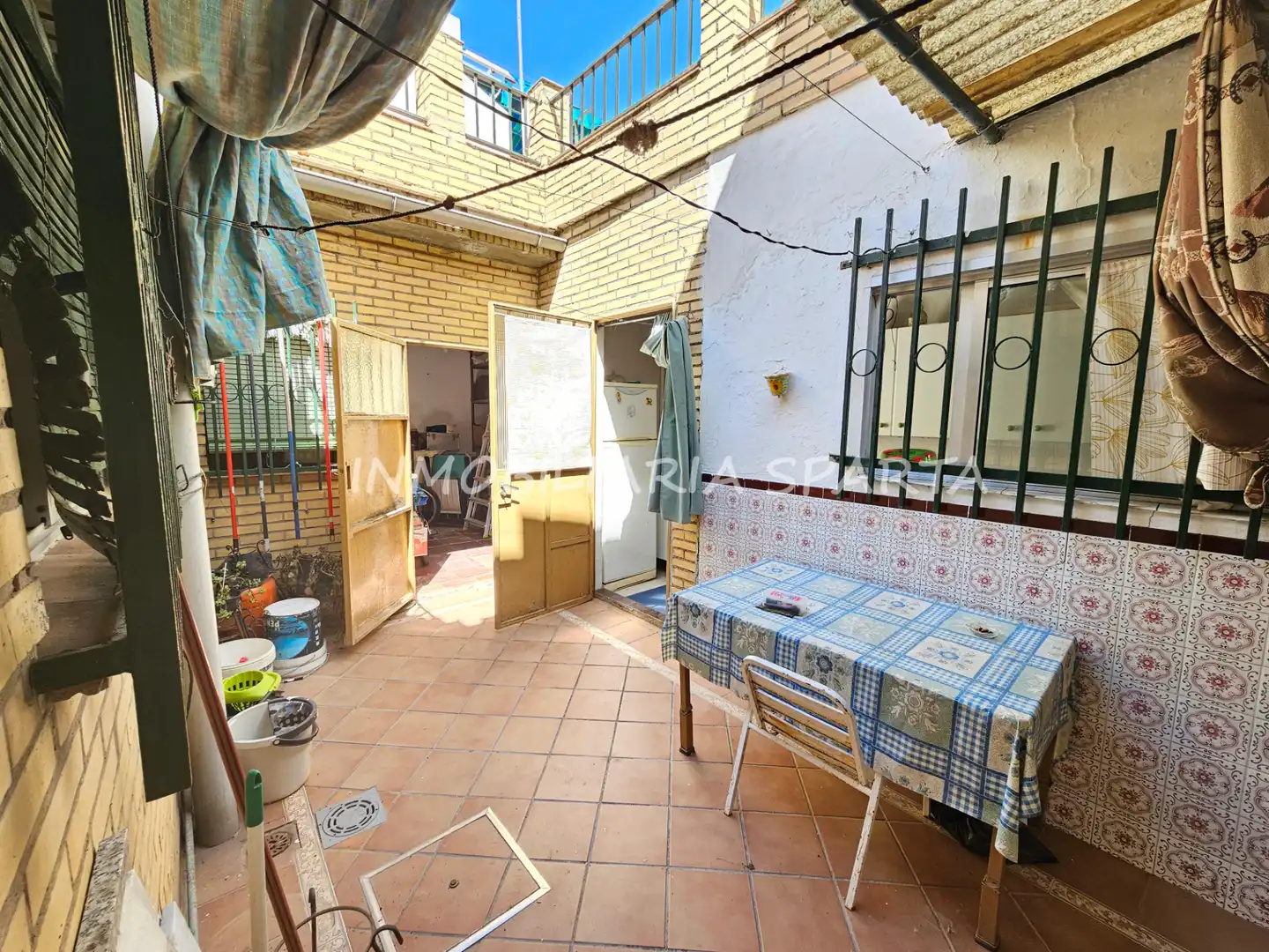 Vista exterior de Casa adosada en venta en Santiponce con Terraza, Trastero y Balcón