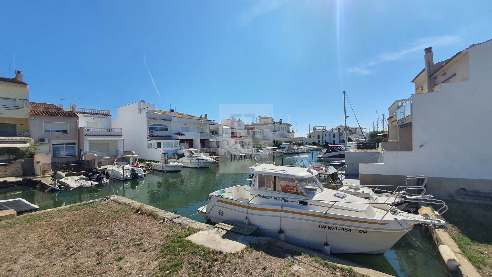Vista exterior de Casa adosada en venda en Empuriabrava amb Aire condicionat, Terrassa i Moblat