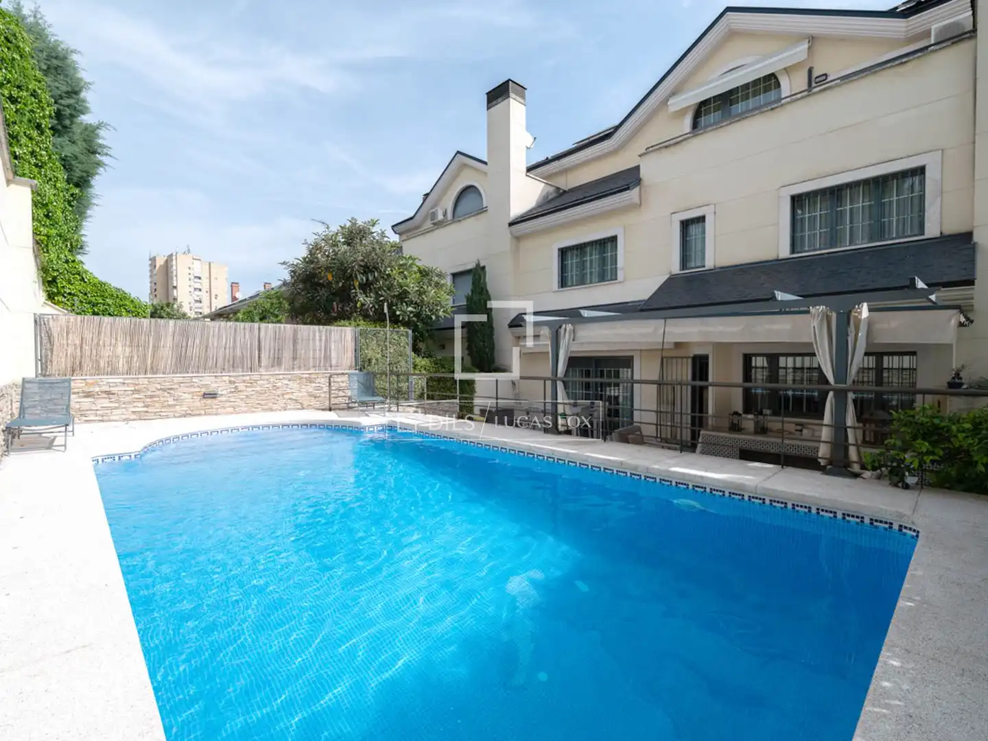 Piscina de Casa o chalet en venta en Madrid con Aire acondicionado, Calefacción y Jardín privado
