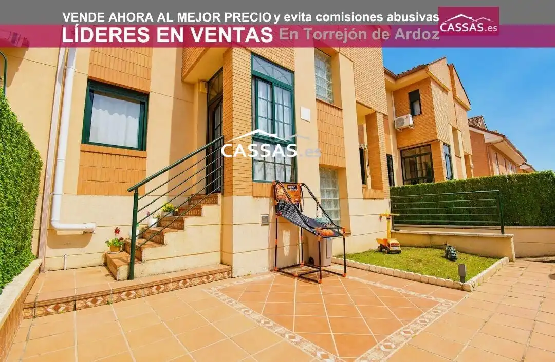 Vista exterior de Casa adosada en venta en Torrejón de Ardoz con Aire acondicionado, Calefacción y Jardín privado