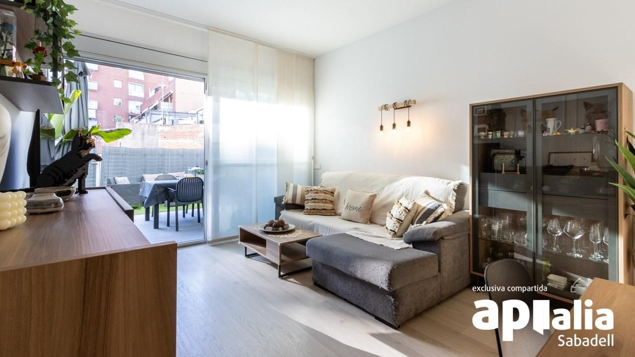 Living room of Flat for sale in Sabadell  with Heating, Parquet flooring and Storage room