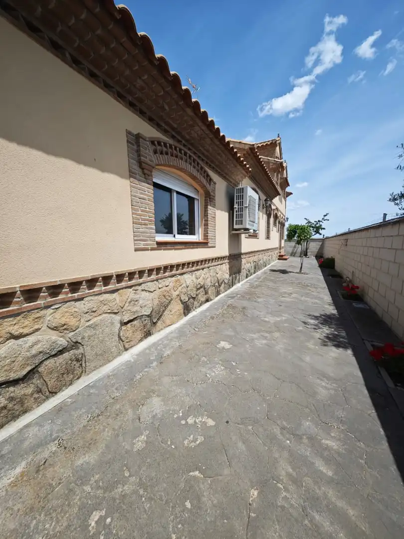 Vista exterior de Casa o chalet en venta en Escalona con Aire acondicionado, Calefacción y Piscina