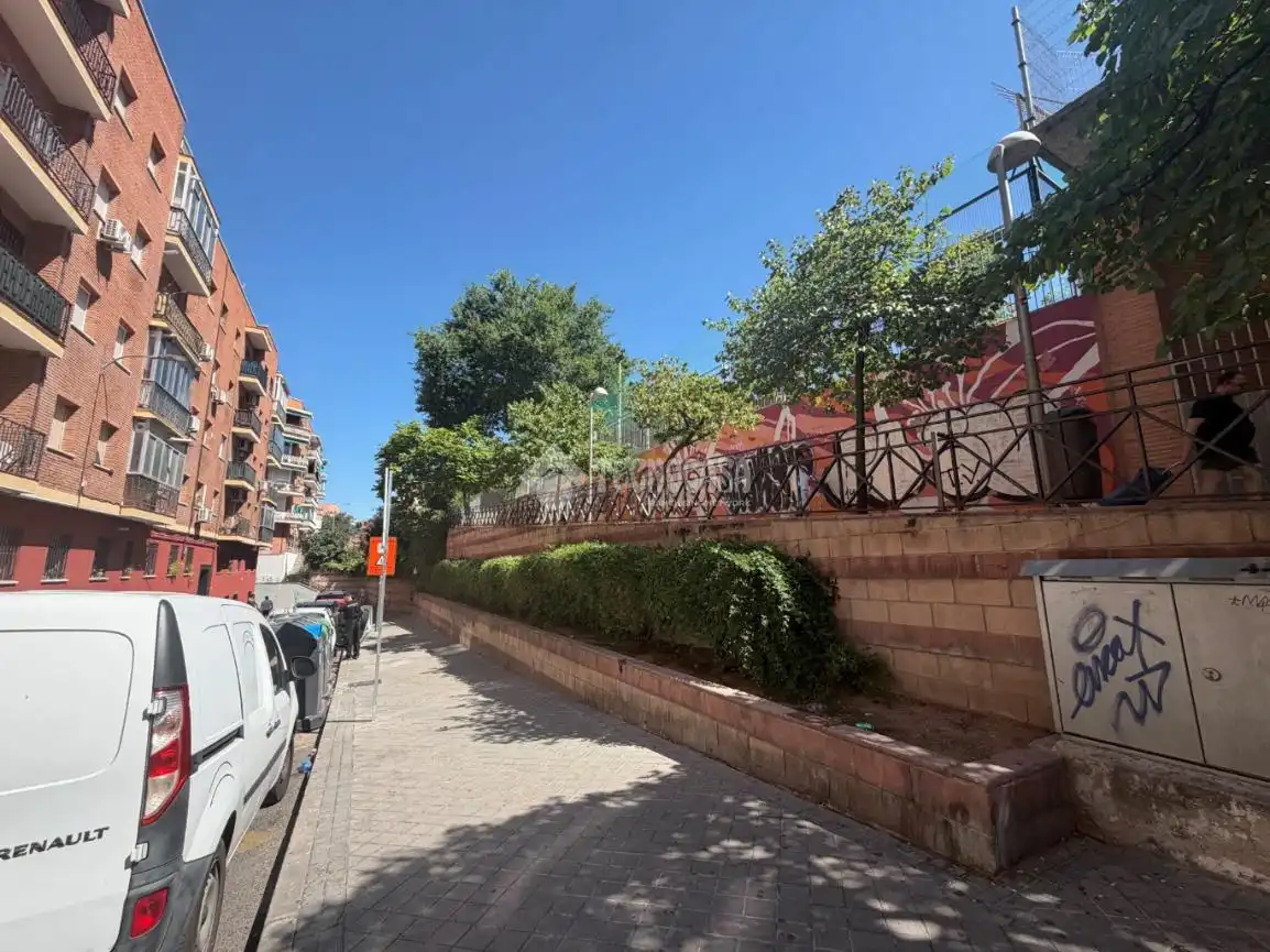 Vista exterior de Piso en venta en Madrid con Calefacción y Parquet