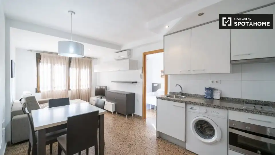 Cuina de Pis de lloguer en Valencia amb Aire condicionat, Calefacció i Moblat