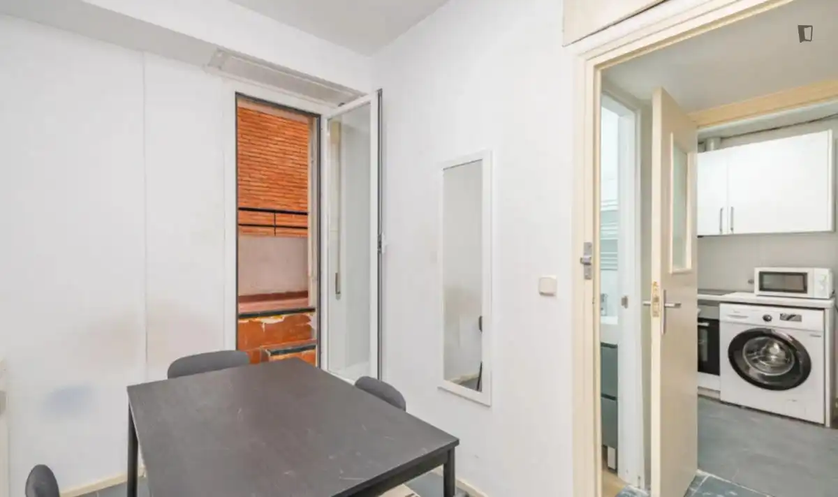 Habitación de Apartamento para compartir en Madrid con Aire acondicionado, Calefacción y Amueblado