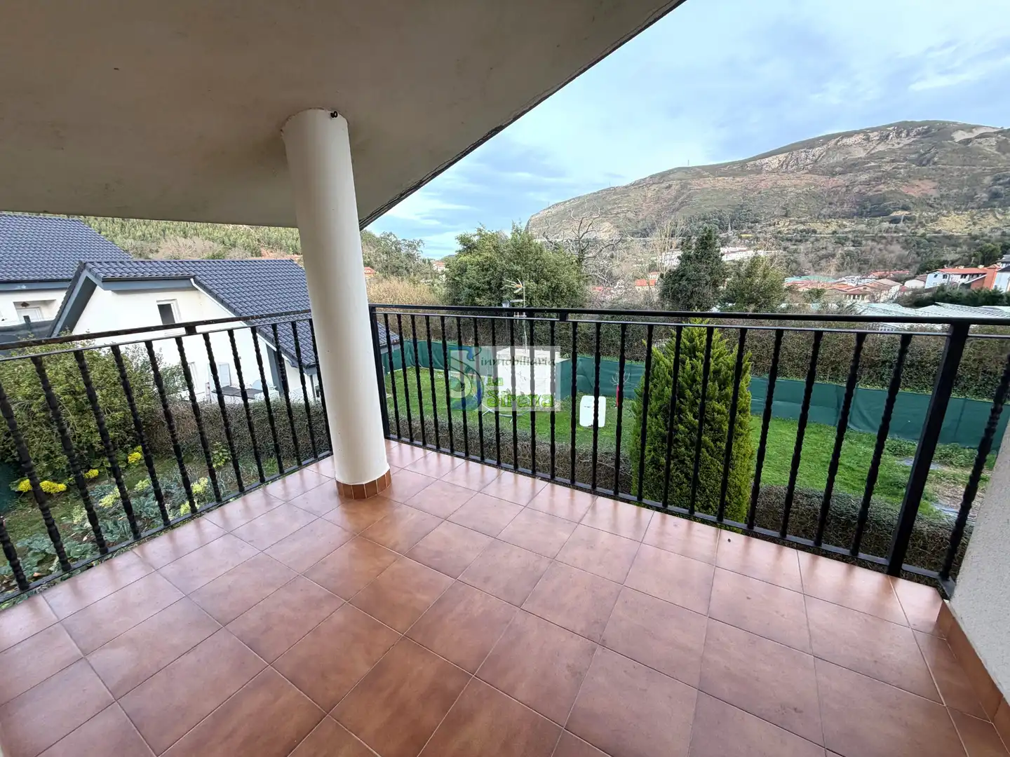 Vista exterior de Casa o xalet en venda en Castro-Urdiales amb Calefacció, Jardí privat i Terrassa