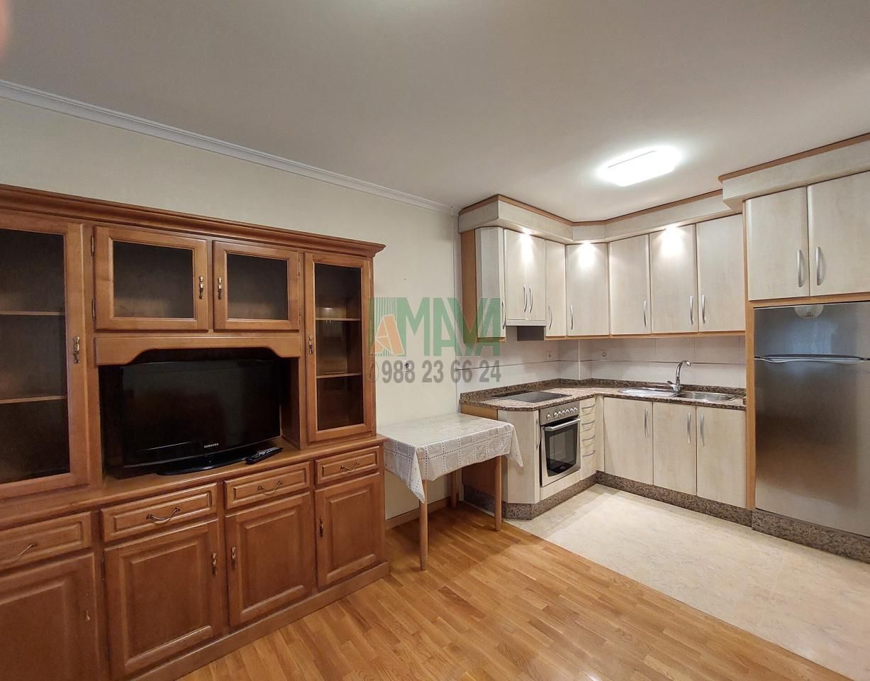Cuina de Apartament en venda en Ourense Capital  amb Calefacció, Traster i Moblat