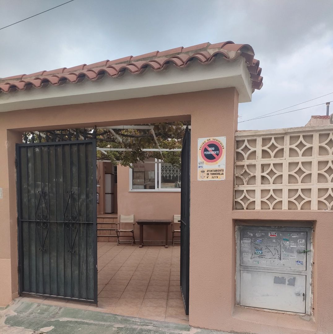 Vista exterior de Casa o xalet en venda en Torrevieja amb Aire condicionat, Calefacció i Jardí privat