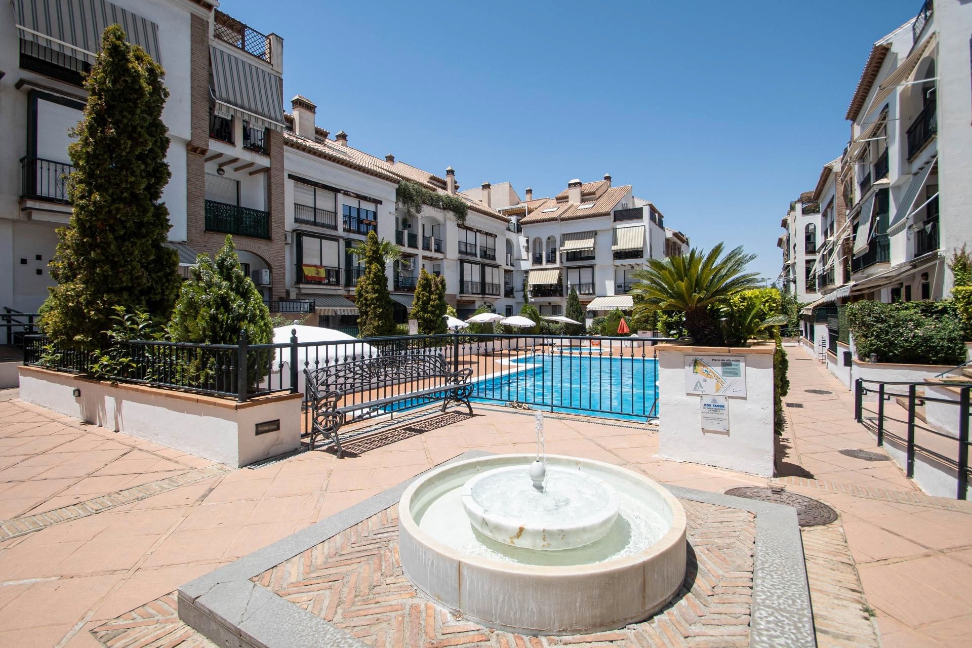 Vista exterior de Pis en venda en Armilla amb Piscina comunitària